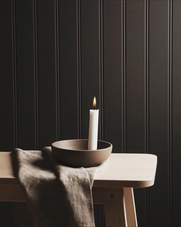 Manchmal braucht es nicht mehr als ein kleines Licht 🤎

Der Storefactory Lidatorp in Braun schafft genau diese stillen Momente &ndash; W&auml;rme, Geborgenheit und ein Gef&uuml;hl von Zuhause. 🤎

F&uuml;r Augenblicke, die bleiben.
F&uuml;r Zuhause,