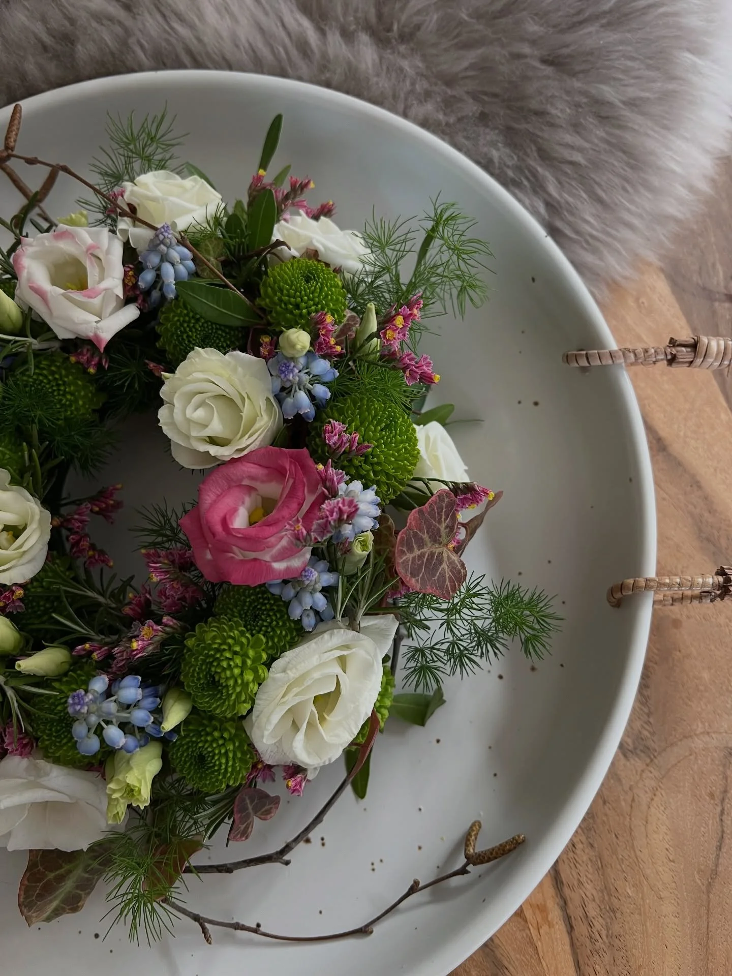 Frische Blumen zum Wochenende 🩷 

Da habe ich diesen bezaubernden BlumenKranz bei @hanna.rossmann im Ockst&auml;dter Blumenl&auml;dchen entdeckt. Passend auf das gro&szlig;en Tablett mit Griffen von @ernstform.se soll er auf den Esstisch.

Allerding