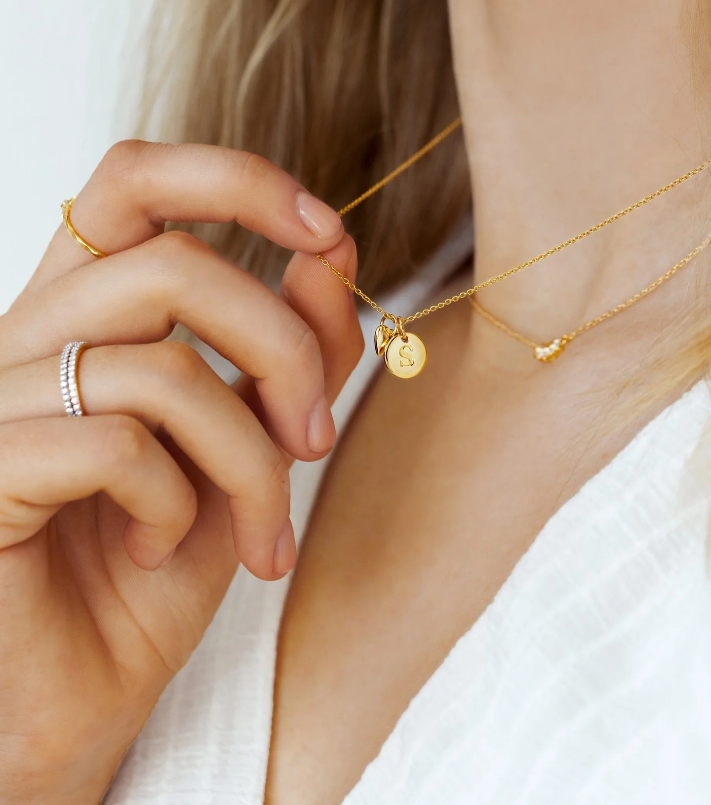 Syster P Stockholm 🤍

✨ Dezent. Pers&ouml;nlich. Zeitlos. ✨

Ketten mit und ohne Anh&auml;nger, kleinen Herzen und Buchstaben Anh&auml;nger von @syster_p bringen skandinavische Leichtigkeit in Deinen Look. 

Jedes Schmuckst&uuml;ck erz&auml;hlt Dein