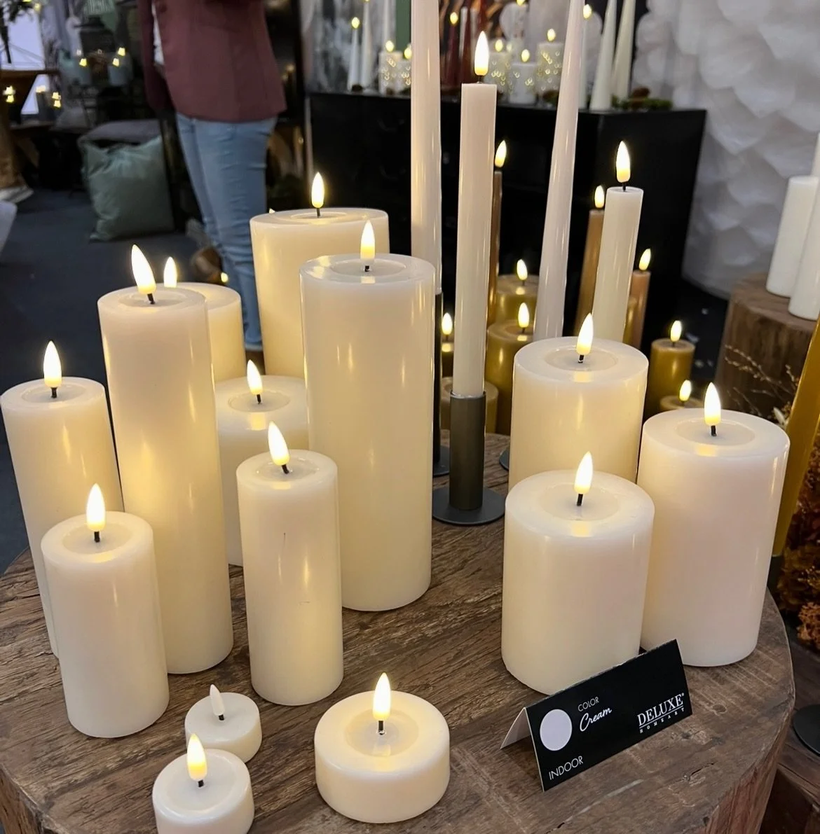 ✨ DeluxeHomeArt ✨

Verschiedene LED-Kerzen, Stabkerzen, Teelichter und Outdoor, Batterien &amp; Fernbedienung 🤍

Perfekt f&uuml;r gem&uuml;tliche Stimmung &ndash; ganz ohne echtes Feuer.

💸 20 % Rabatt mit dem Code HOME20
⏰ g&uuml;ltig bis diesen S