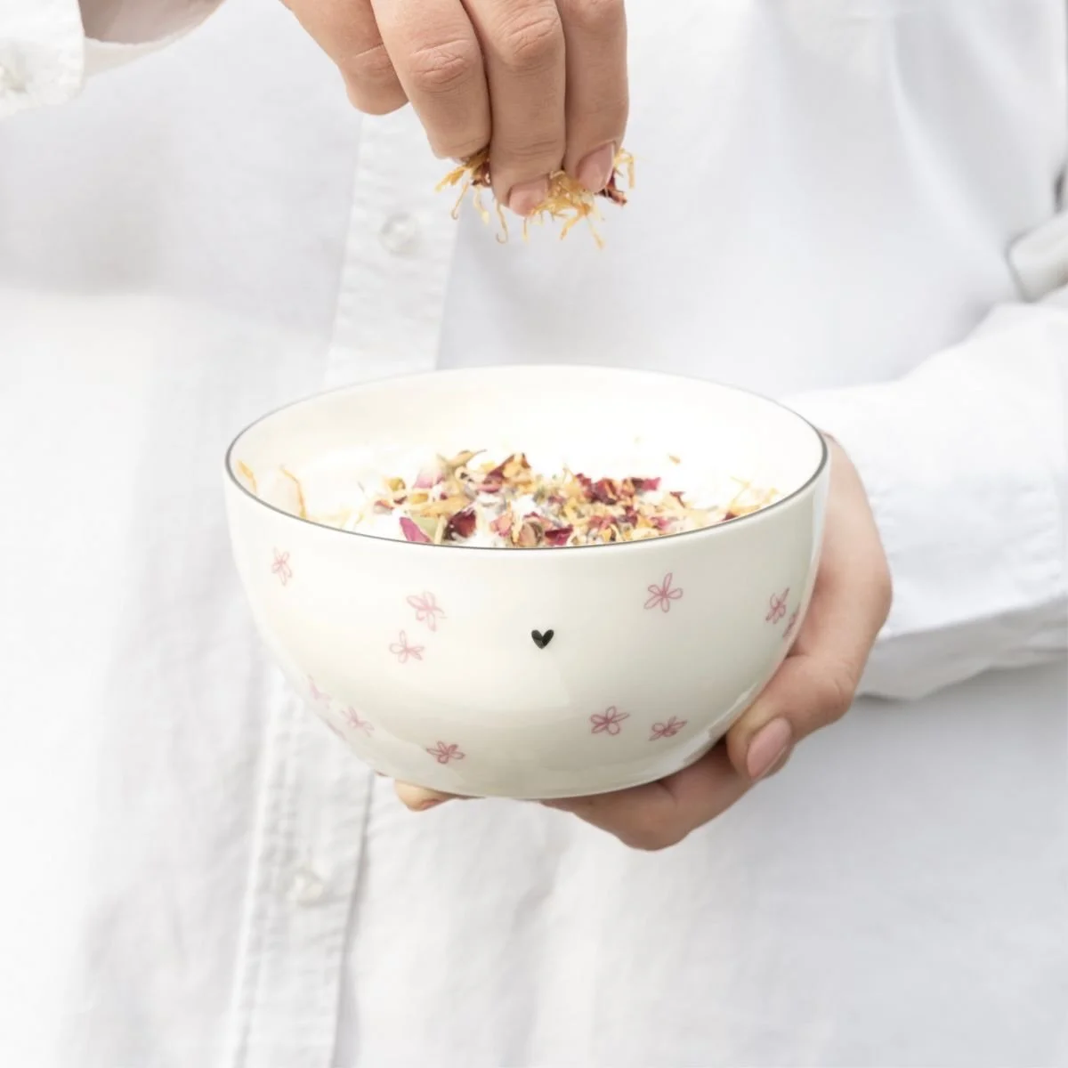 ✨ Neues Design von Bastion Collections ✨

Zart, verspielt und mit ganz viel Liebe zum Detail &ndash; das neue Design von Bastion Collections ist ein Blickfang auf deinen Tisch. 🌸
.
.
.
.
.

#herzenszucker #bastioncollections #bl&uuml;mchen #rosa #lo