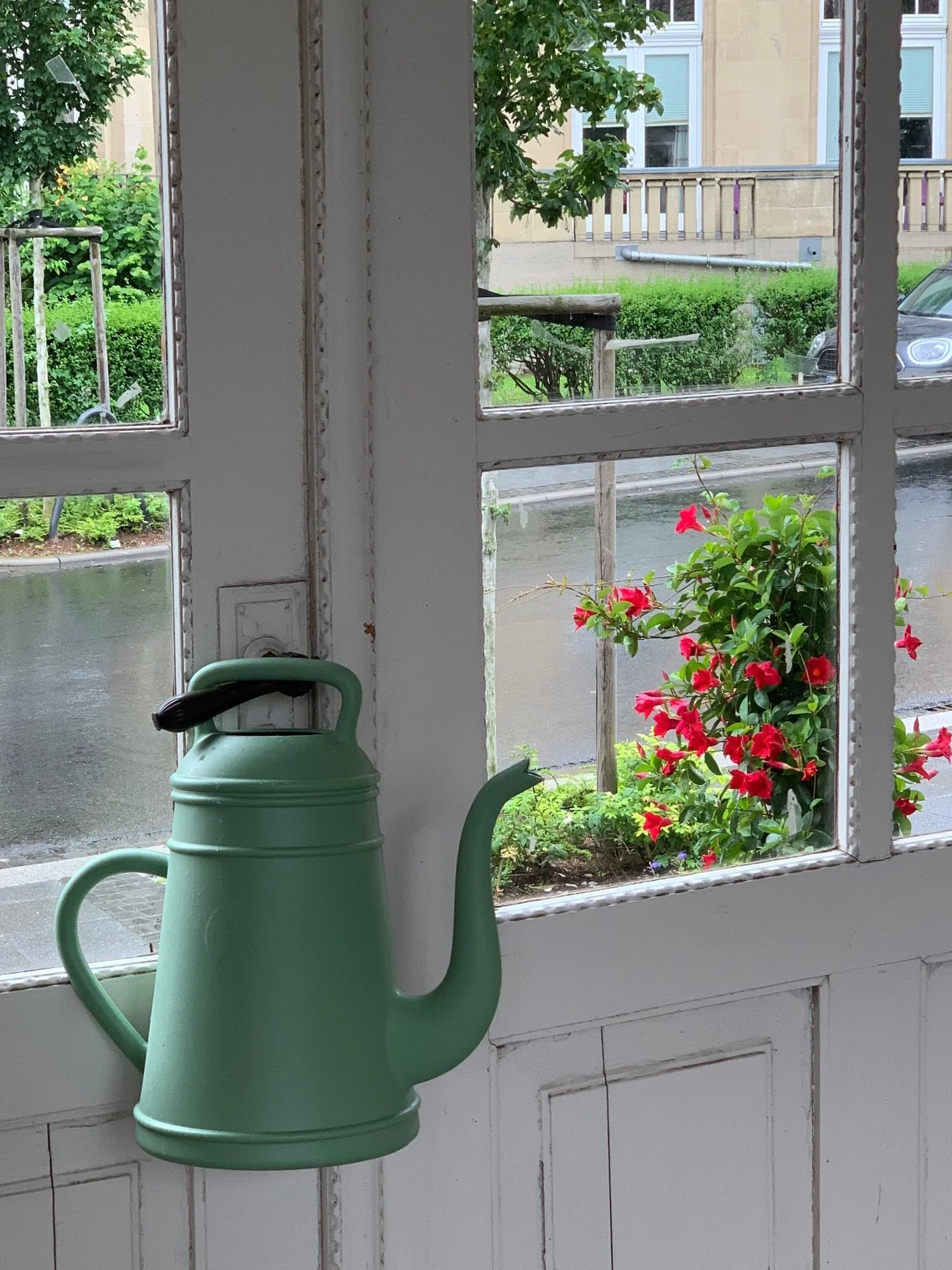 Blumen brauchen Liebe &ndash; und die richtige Gie&szlig;kanne 🌸

Unsere Gie&szlig;kannen sind wetterfest, leicht und machen jeden Au&szlig;enbereich zum Hingucker.

In verschiedenen Farben, f&uuml;r 8 oder 12 Liter Wasser.

Bald brauchen wir sie da