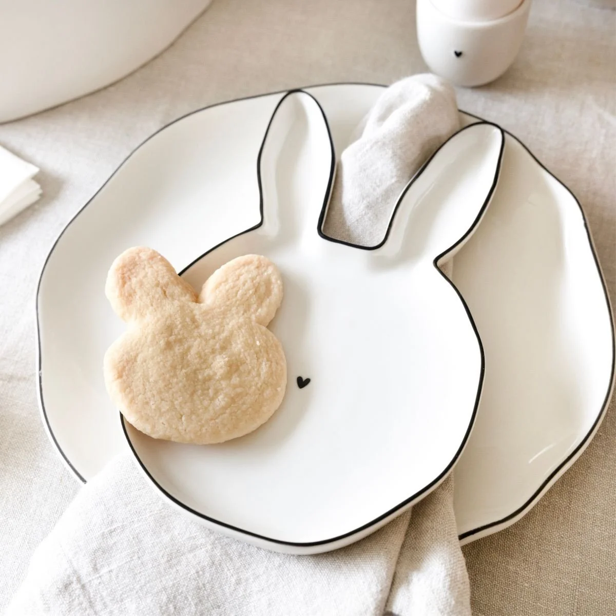 So s&uuml;&szlig; kann Ostern sein 🐰🤍

Mit dem Hasen-Teller von Bastion Collections wird der Ostertisch zum absoluten Hingucker. Dieses liebevolle Design bringt sofort Fr&uuml;hlingsgef&uuml;hle auf den Tisch.

Schlicht, verspielt und einfach bezau