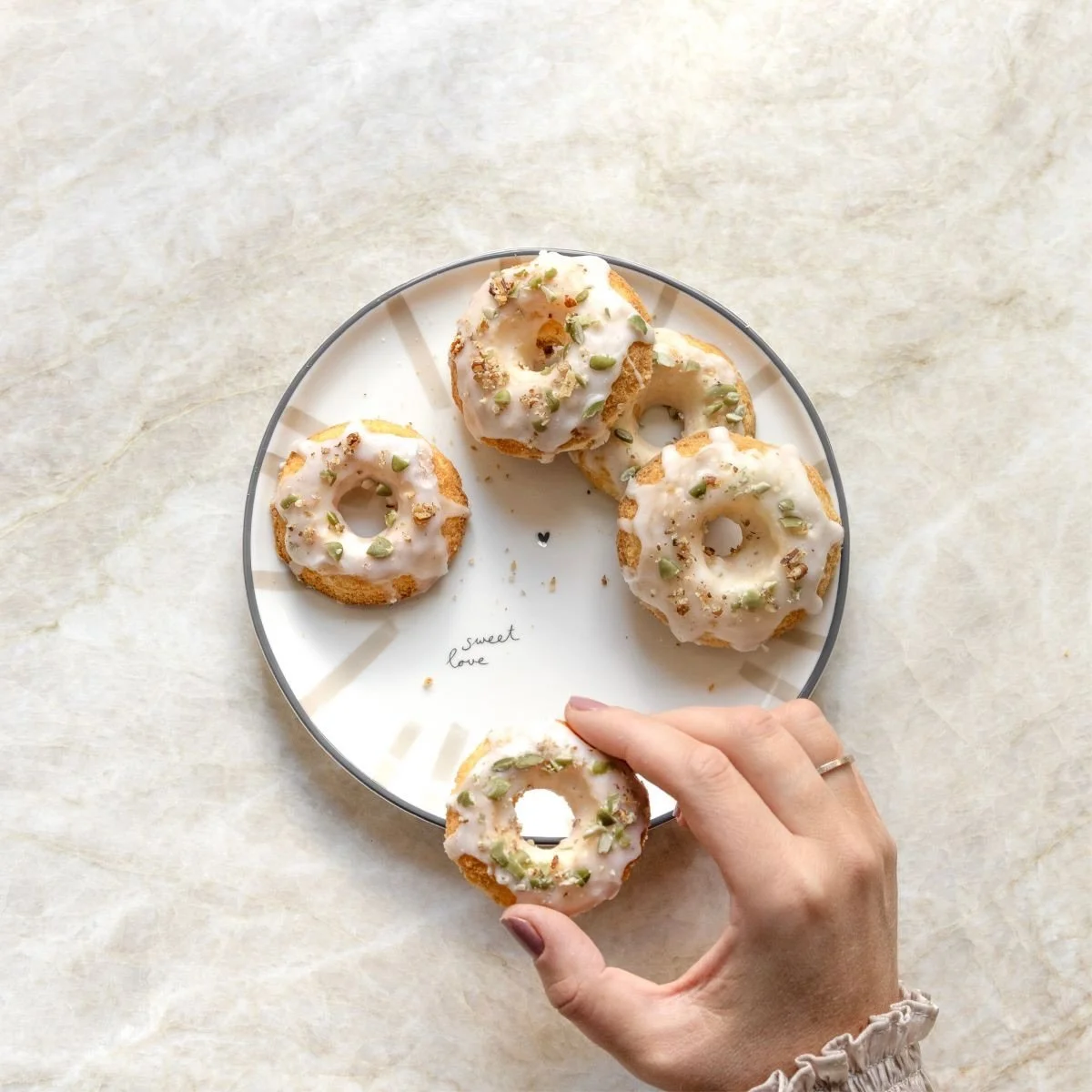 ✨ Neue Lieblingsst&uuml;cke in Naturt&ouml;nen ✨

Die neue Serie von Bastion Collections begeistert mit zarten, naturfarbenen Streifen und liebevollen Details. 🤍 Ich bin ganz verliebt in diese St&uuml;cke.

Sanfte Naturfarbene-Nuancen, kombiniert mi