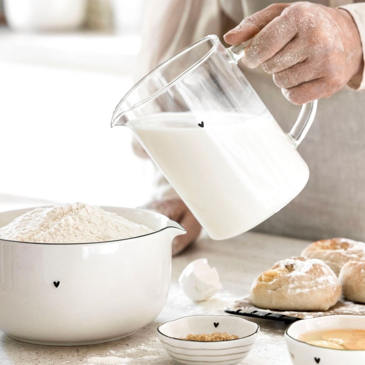 Sch&ouml;nes f&uuml;r die K&uuml;che 🤍

Mit den liebevollen Backaccessoires von Bastion Collections wird jede K&uuml;che zum kleinen Lieblingsort. Mit den kleinen Herzdetails und dem minimalistischen Design macht Backen gleich doppelt so viel Freude