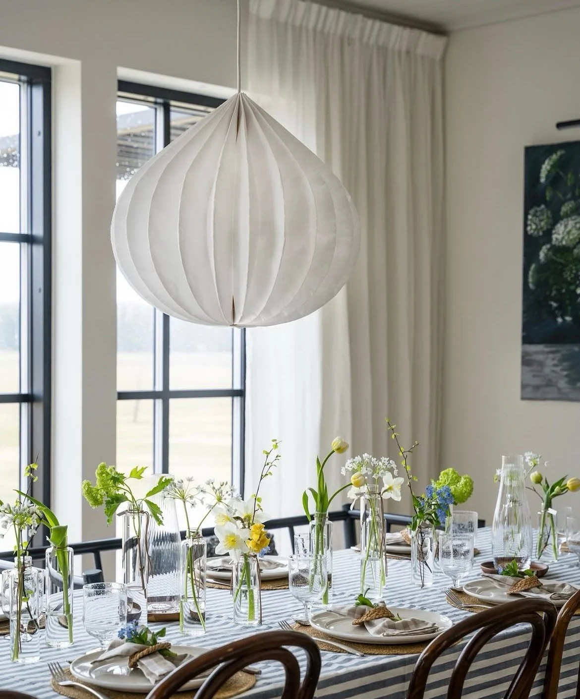 Zauberhaftes f&uuml;r Deinen Tisch 🌿✨

Die kleinen, schmalen Glasvasen von Ernst aus Schweden bringen Leichtigkeit und Nat&uuml;rlichkeit in jede Tischdekoration. 

Ob einzelne Bl&uuml;ten oder feine Fr&uuml;hlingszweige &ndash; jede Vase erz&auml;h