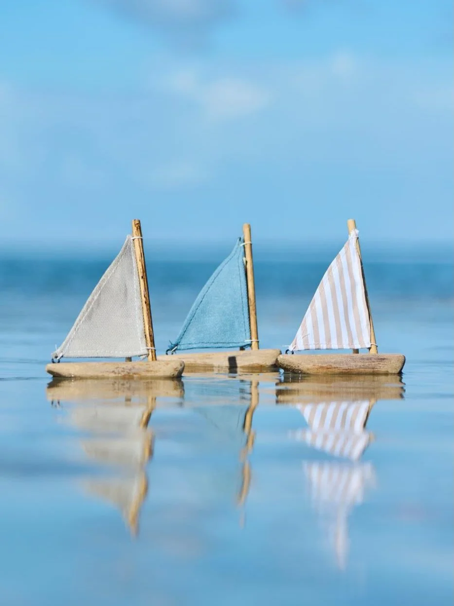 Martimes f&uuml;r Dein Zuhause 🩵

Diese liebevoll gestalteten Segelboote aus Holz von Ib Laursen bringen sofort maritime Leichtigkeit in Deine Deko. Ob auf dem Tisch, im Regal oder als Highlight im Badezimmer &ndash; sie erinnern an salzige Meereslu