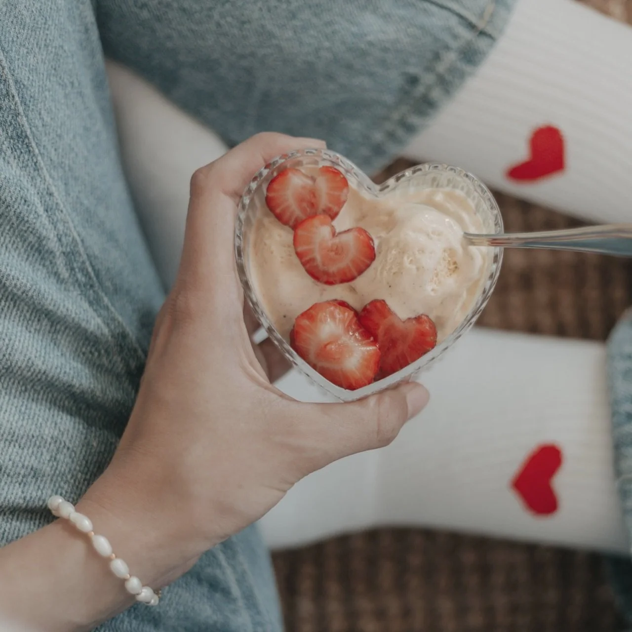 Wer freut sich auch schon auf die Erdbeerzeit?? 🍓❤️

Mit unserer Glas-Schale in Herzform von Eulenschnitt wird jeder Snack gleich ein kleines Highlight &ndash; perfekt f&uuml;r frische Erdbeeren, Desserts oder einfach zum Genie&szlig;en zwischendurc
