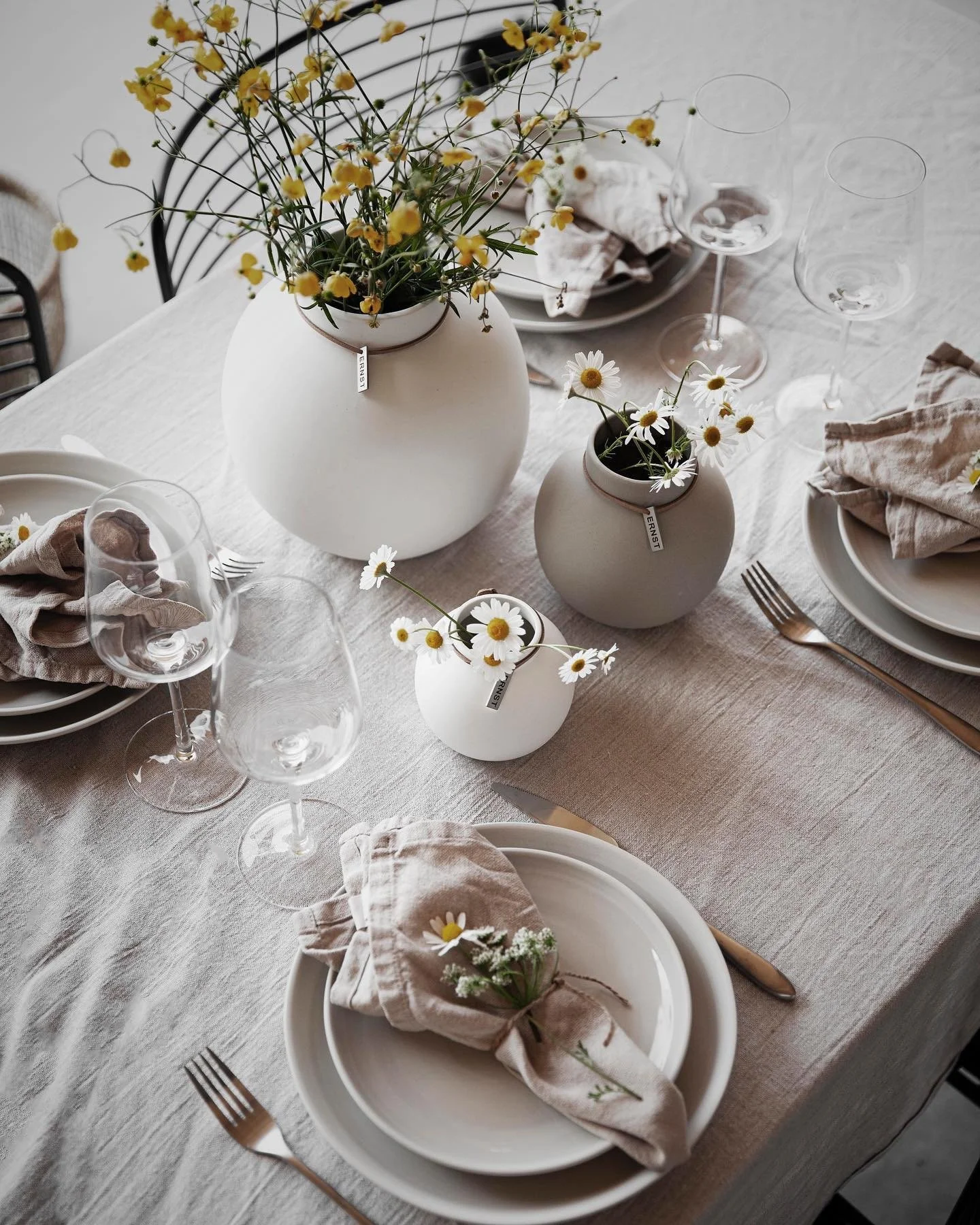 Liebe steckt im Detail 🤍

Von Stoff Servietten bis zu kleinen Bl&uuml;ten auf jedem Platz &ndash; genau diese kleinen Dinge machen Momente unvergesslich.

Wie w&uuml;rdest du Deinen perfekten Fr&uuml;hlings-Tisch gestalten? 🌿

#herzenszucker #ernst