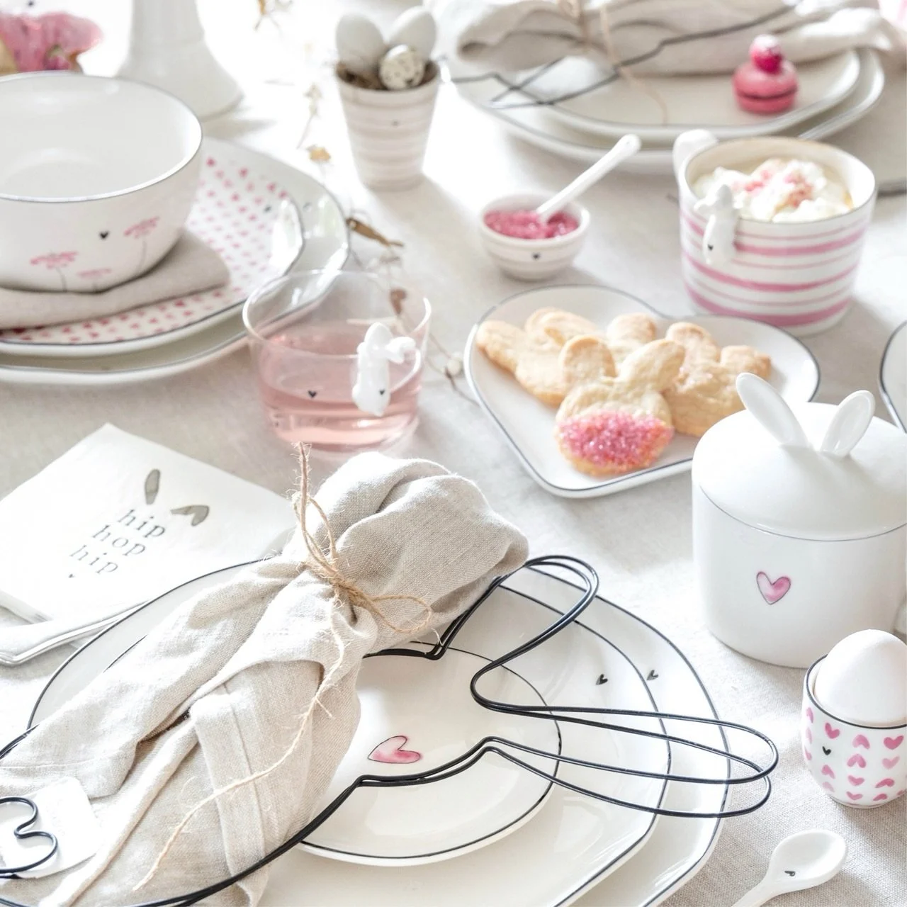 🌸🐣 Frohe Ostern! 🐰💕

Ein Sonntag voller Liebe, kleiner Gl&uuml;cksmomente und s&uuml;&szlig;er &Uuml;berraschungen. 🥰

Genie&szlig;t die Zeit mit euren Lieblingsmenschen. 🌷✨

Ob bunte Eier, leckere Kekse oder einfach ein gem&uuml;tlicher Brunch