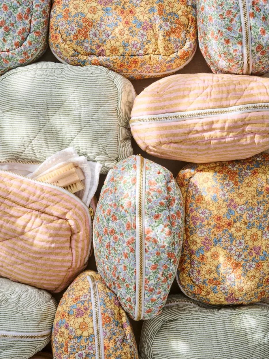 Frisch, verspielt &amp; einfach wundersch&ouml;n 🌸✨

Unsere Kulturbeutel von Ib Laursen bringen Farbe in Deinen Alltag &ndash; ob f&uuml;r unterwegs, im Badezimmer oder als h&uuml;bsche Aufbewahrung f&uuml;r deine liebsten Kleinigkeiten. 

Die zarte