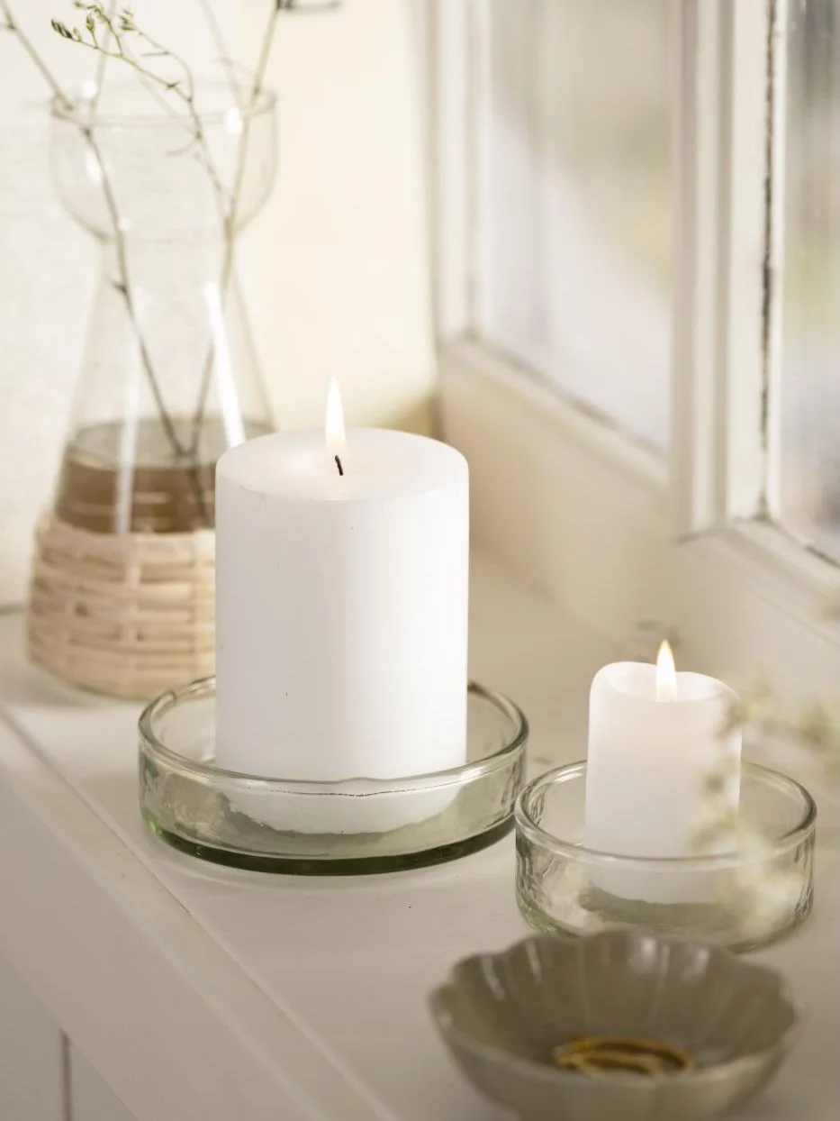 Schlicht. Zeitlos. Wundersch&ouml;n.

Unser Glas Tablett &bdquo;Ellen&ldquo; von Ib Laursen ist der perfekte Begleiter f&uuml;r Deine Lieblingsdeko. Ob sanft flackernde Kerzen, zarte Blumen oder Schmuckst&uuml;cke.

Die klare Form sorgt f&uuml;r eine