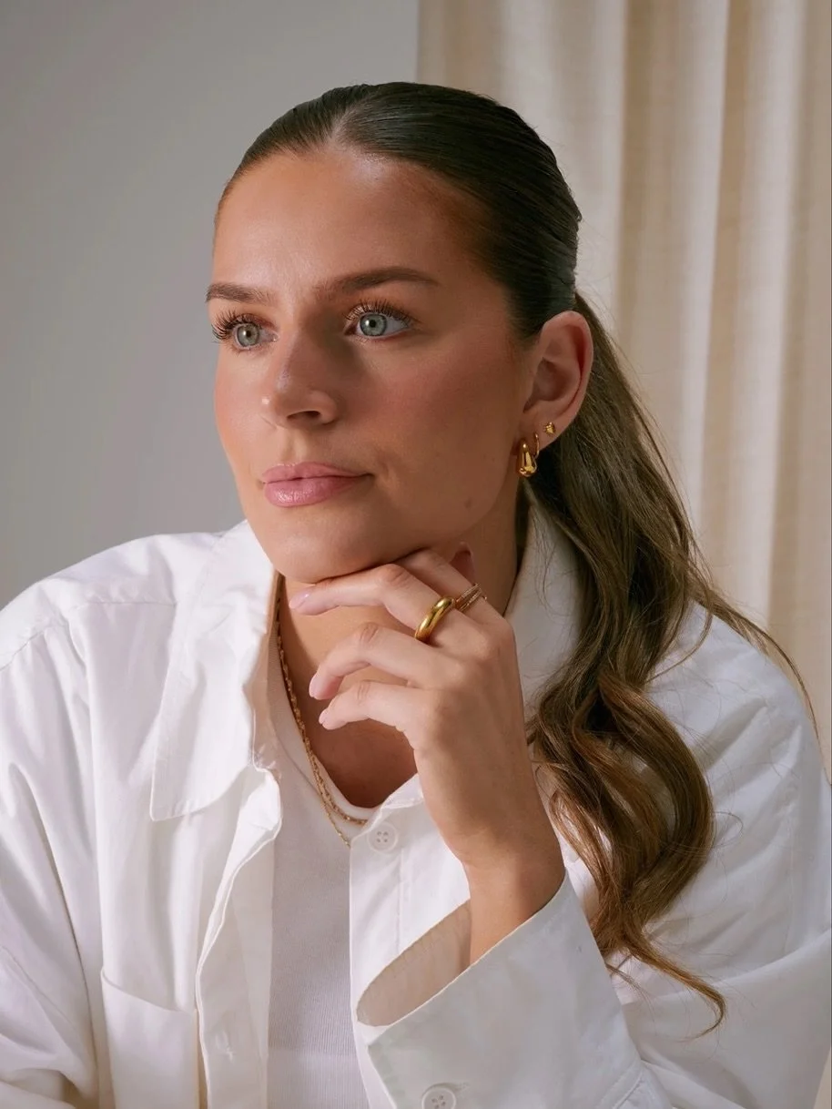 Bald ist Muttertag 🩷

Manchmal sagen kleine Details mehr als tausend Worte &ndash; wie Schmuck, der Erinnerungen tr&auml;gt und Geschichten erz&auml;hlt.

Zeitlose St&uuml;cke von Syster P aus Stockholm &ndash;
minimalistisch, hochwertig &amp; mit g