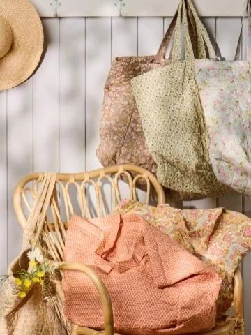 Neues von Ib Laursen eingetroffen 🩵

Es sind neue wattierte Taschen eingetroffen. Richtig sch&ouml;n gro&szlig; und waschbar. Farblich passende Kultur Beutel sind auch dabei.

Alles im Shop unter &bdquo;Accessoires&ldquo; zu finden oder Du schreibst