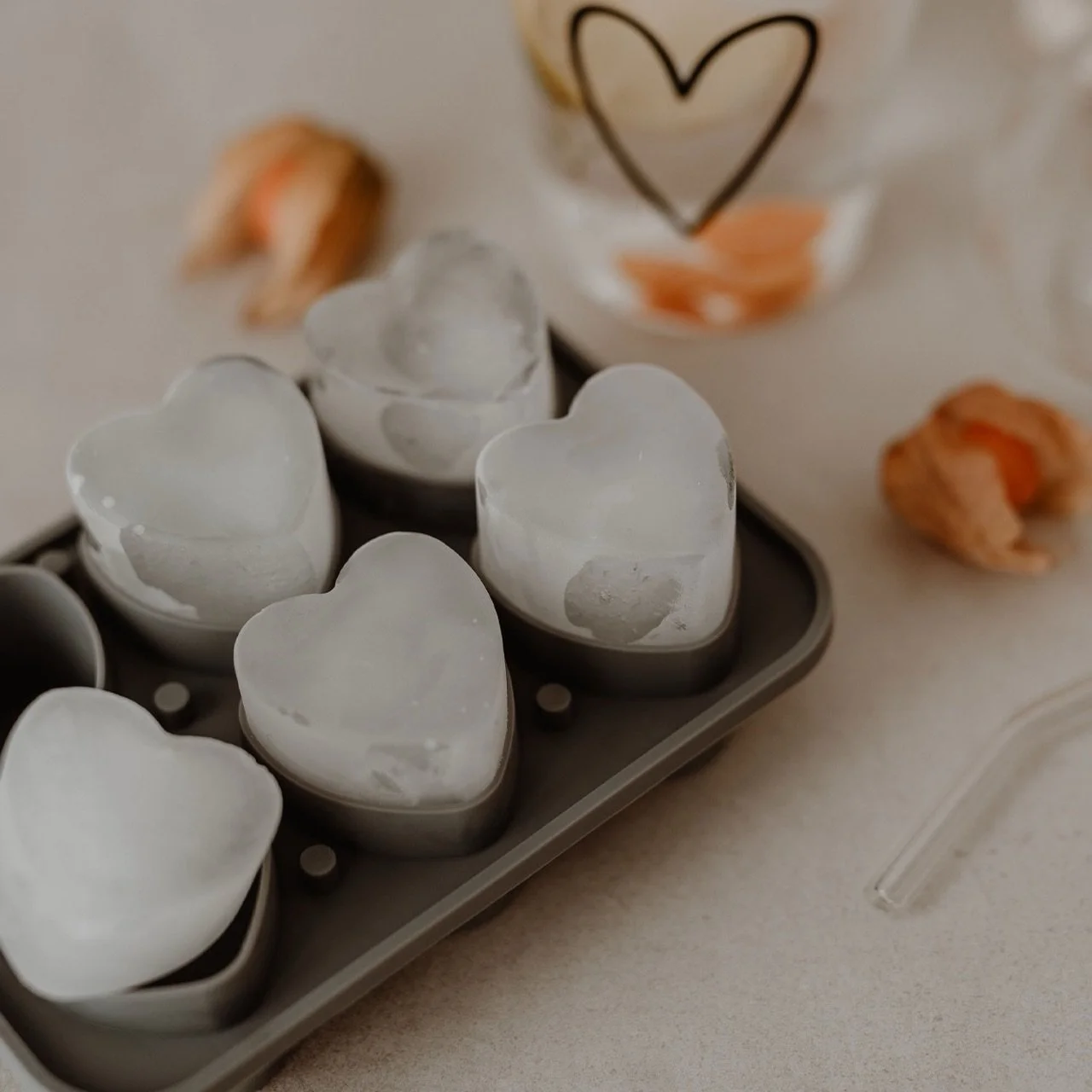 ✨ Neuer Lieblingsdrink-Begleiter ✨

Unsere Eisw&uuml;rfelform von Eulenschnitt bringt Liebe ins Glas &ndash; in Form von Herz-Eisw&uuml;rfeln. 🤍

Perfekt f&uuml;r Iced Coffee, Sommerdrinks.
Die Form ist aus flexiblem Silikon.🤍

Und das Beste: 
Weit