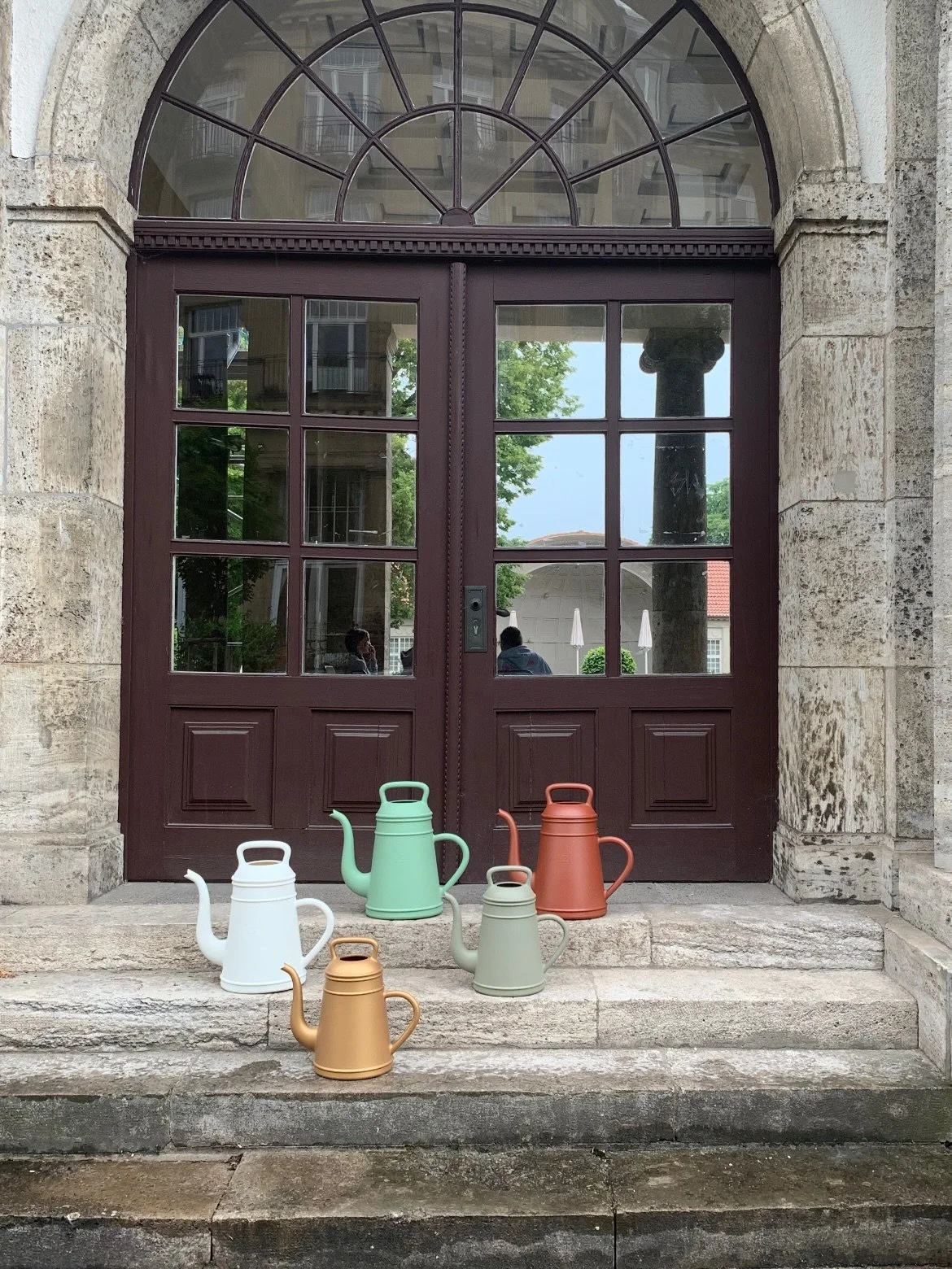 Das ist Deine Chance &hearts;︎

Die Lungo Gie&szlig;kanne wird nicht mehr produziert &ndash; und damit verschwindet eines der sch&ouml;nsten Gie&szlig;kannen-Designs.

Verschiedene Farben. Eine Chance. Kein Nachschub.

Ob mintgr&uuml;n auf dem Balkon
