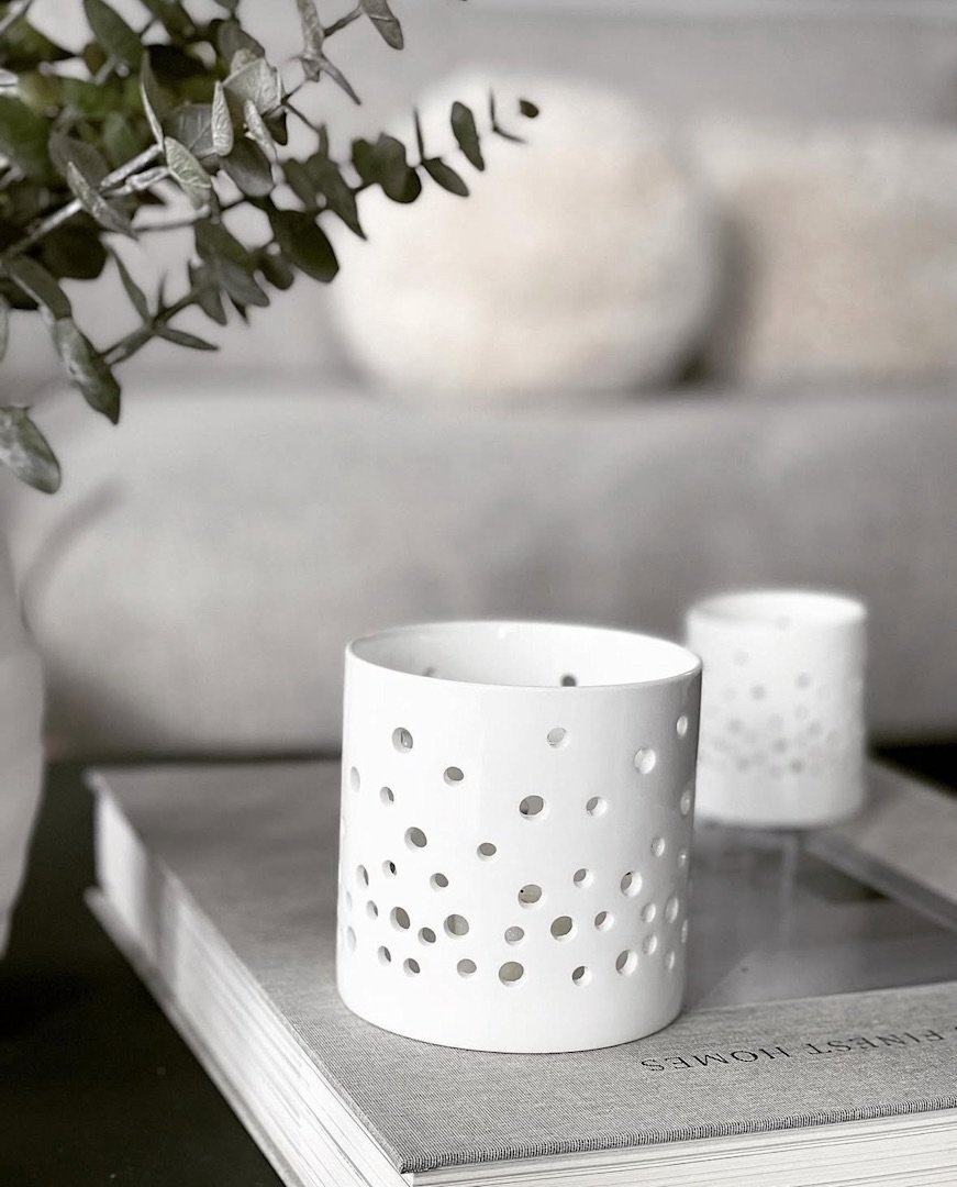 S&ouml;gne x herzenszucker 🤍

Minimalistisch, zeitlos &amp; voller Gem&uuml;tlichkeit ✨

Diese fein gearbeiteten Kerzenhalter aus wei&szlig;em Porzellan setzen Teelichter und kleine Stumpenkerzen stilvoll in Szene. Das zarte Lochmuster l&auml;sst da
