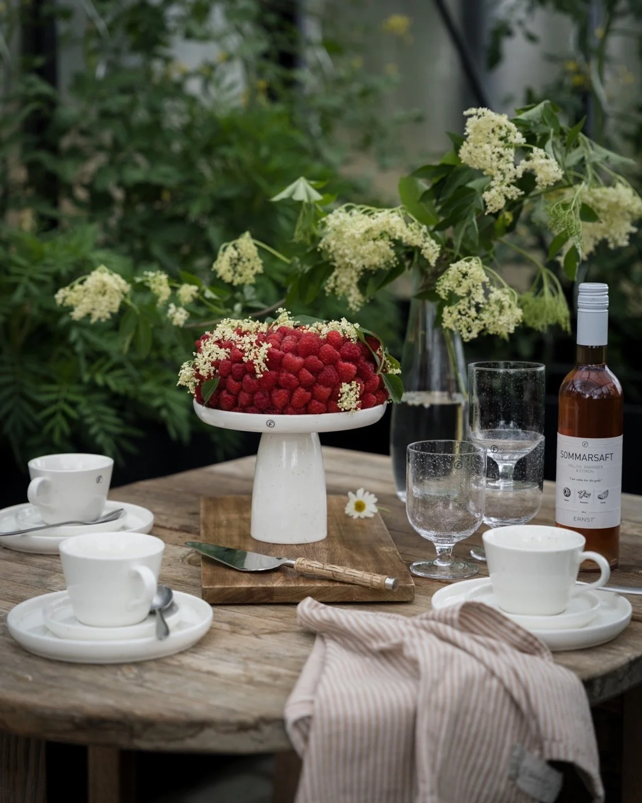 Midsommar 🤍

Danke an @ernstform.se f&uuml;r dieses wundersch&ouml;ne Foto! 🩵

Das sch&ouml;ne Geschirr und Gl&auml;ser von ERNST findest Du im Shop von herzenszucker. 

#herzenszucker #ernst #nordichomedecor #scandinavischwonen #midsommar
