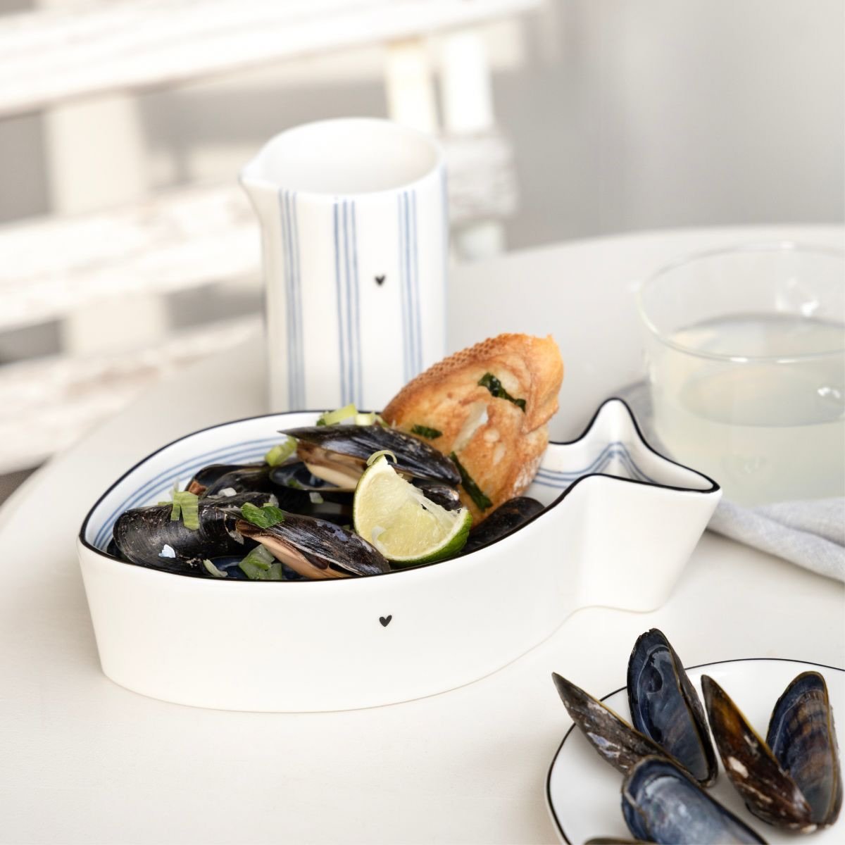 Manchmal braucht ein sch&ouml;ner Abend nicht viel. 🐚

Eine Schale voller Muscheln, frisches Brot, ein Glas Wei&szlig;wein &mdash; und das Geschirr von Bastion Collections. 

Schalen und Teller, die man einfach liebt. 
Das kleine Herz sagt alles. 
B