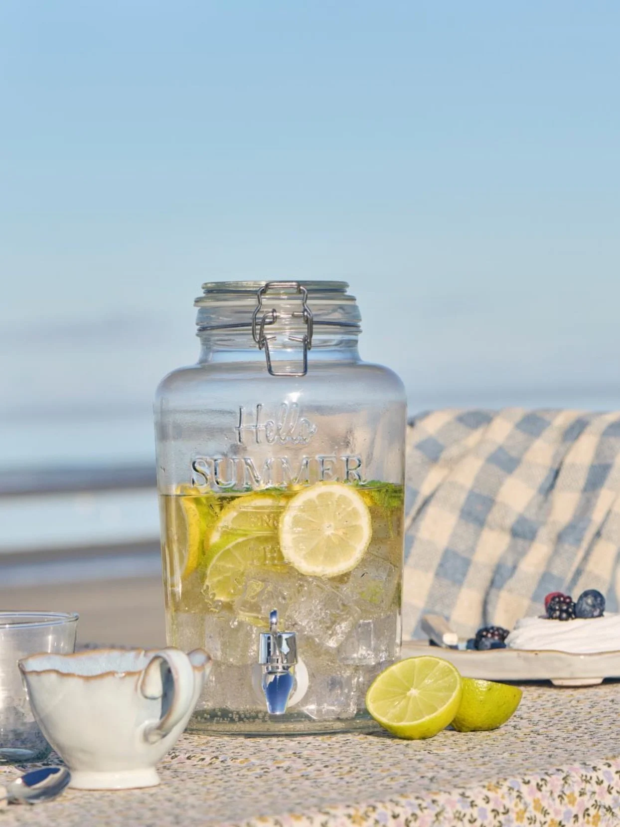 Hello Summer 🤍

Der tolle Getr&auml;nke Spender mit dem Schriftzug HELLO SUMMER ist von Ib Lauren und perfekt f&uuml;r warme Sommertage.

#herzenszucker #iblaursen #hellosummertime #nordichomedecor #skandinavischwohnen
