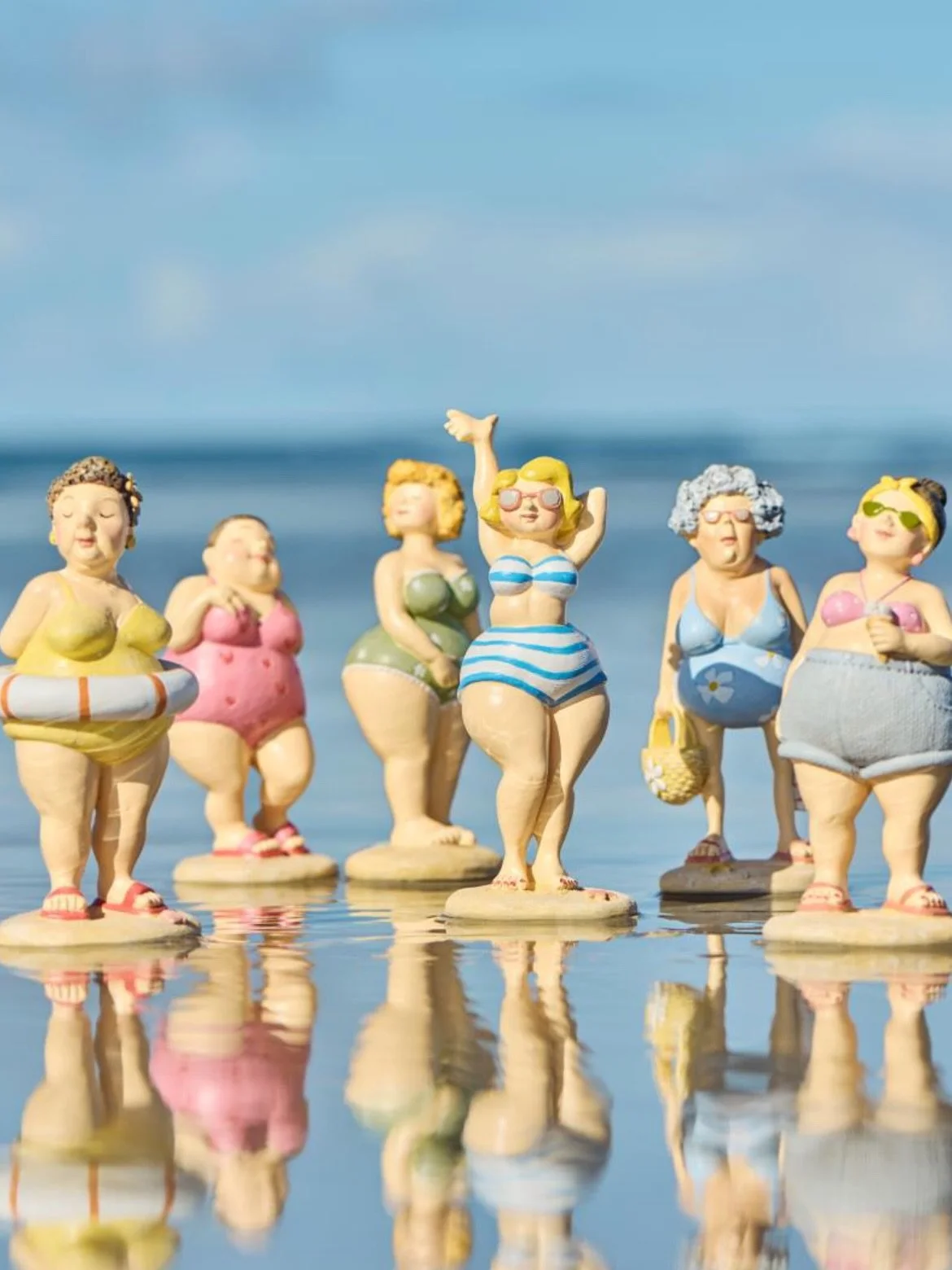 NEU von @iblaursen 🩷

Die Strandk&ouml;niginnen 
Damen in Badekleidung
Eine Dame in der Strandumkleide 

#herzenszucker #strand #strandk&ouml;niginnen #nordichomedecor #yoga