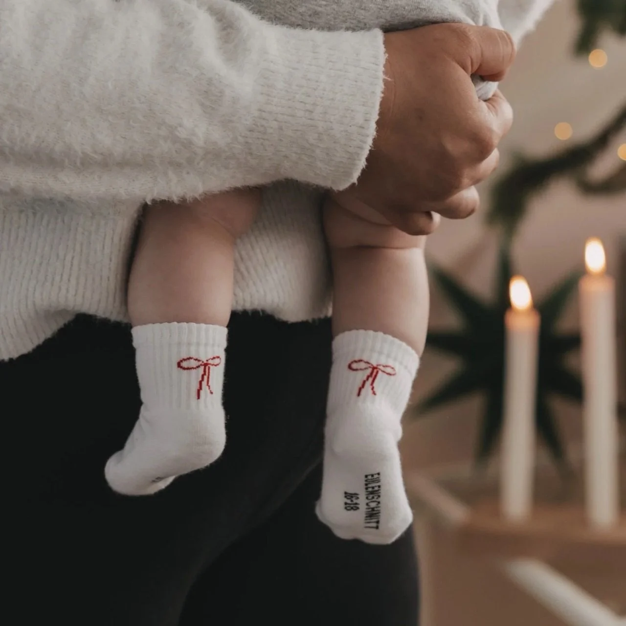 Diese zauberhaften S&ouml;ckchen wollte ich euch nicht vorenthalten 😍
.
.
.
#herzenszucker #babysocks #schleife #baby cozytime 
Foto ist von Eulenschnitt