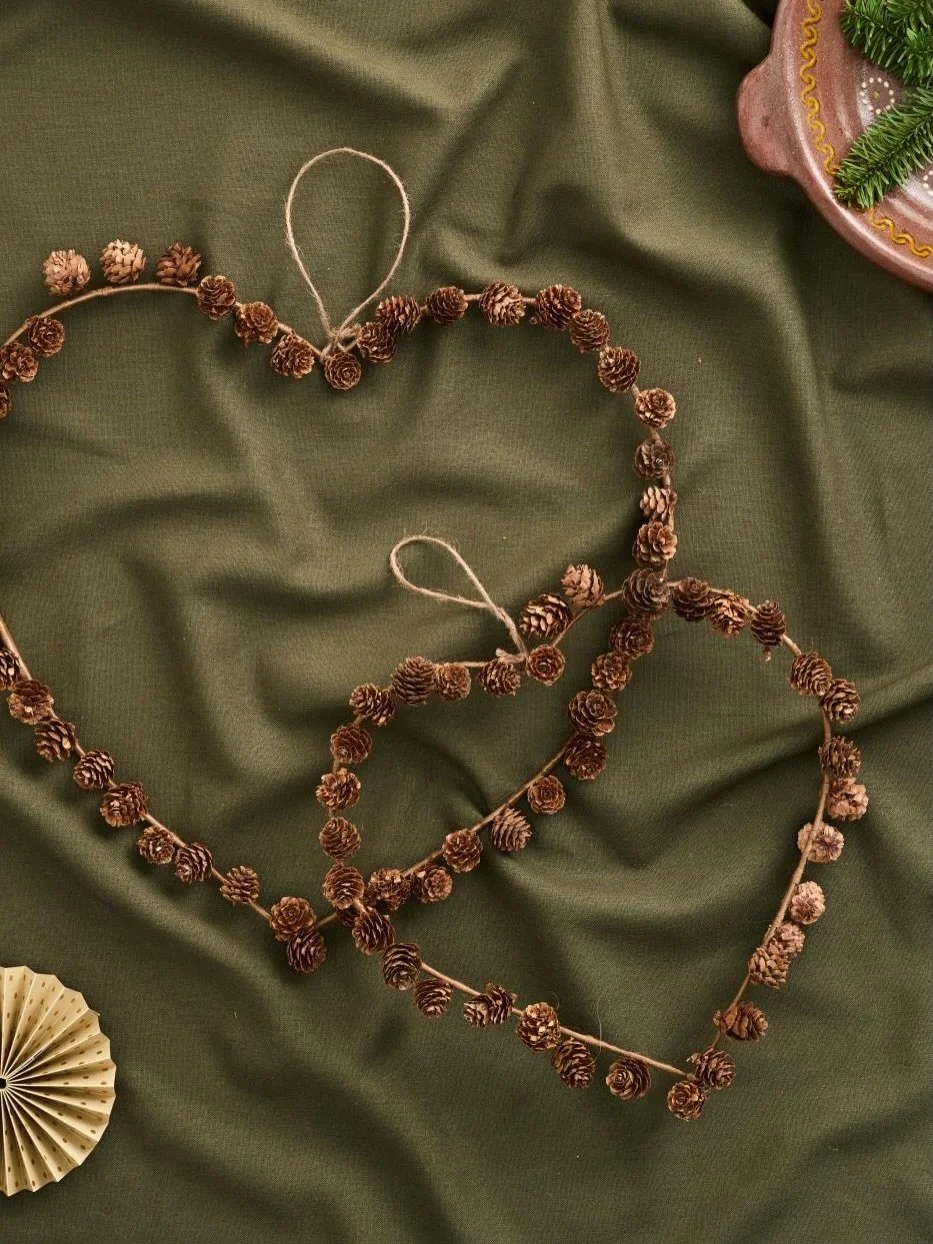 F&uuml;r alle Herzliebhaber, f&uuml;r den Herbst, f&uuml;r Weihnachten. Oder, einfach so, weil es richtig sch&ouml;n ist. 🤎 Herzen aus Zapfen mit einer Jute Schnur - von Ib Laursen.

#herzenszucker #iblaursen #hyggehome #nordichomedecor #herz