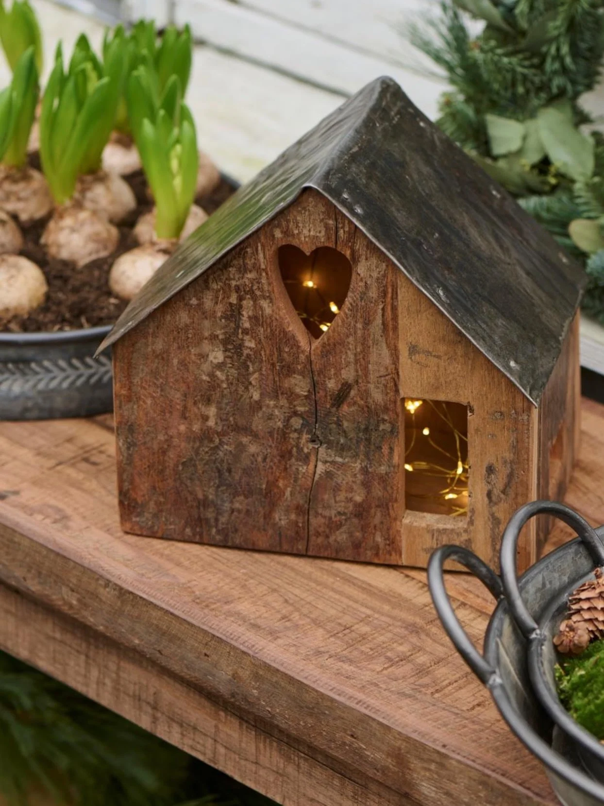 Diese bezaubernde Holz Haus, von Ib Laursen, ist ab sofort bestellbar. 🤍

Wenn ihr Lichterketten braucht, gibt es von Ib Laursen auch - gleich hier bei herzenszucker.

Fragen? Schreib mir gerne!

#herzenszucker #iblaursen #nordichomedecor #hyggehome