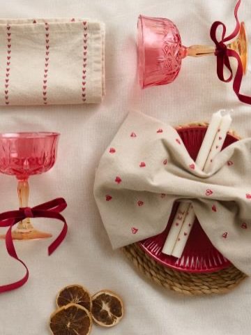 Ib Laursen Stoff-Servietten mit Herzen ❤️

#herzenszucker #iblaursen #servietten #hyggehomedecor #weihnachten