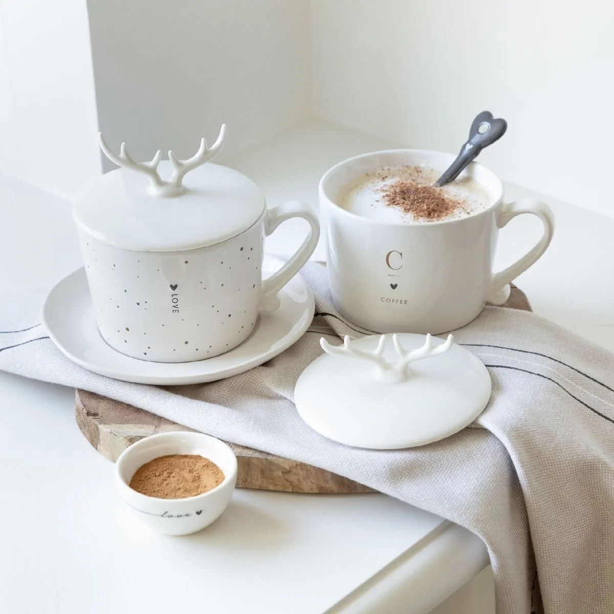 Ein kleines Geweih obendrauf, und schon sieht der K&uuml;chentisch nach Winter aus. 🤍🦌

Der Deckel mit Geweih von BASTION COLLECTIONS in Wei&szlig; ist ein zarter Hingucker. Ob auf dem Tisch, auf dem Holzbrett oder neben dem Geschirrtuch: Er bringt