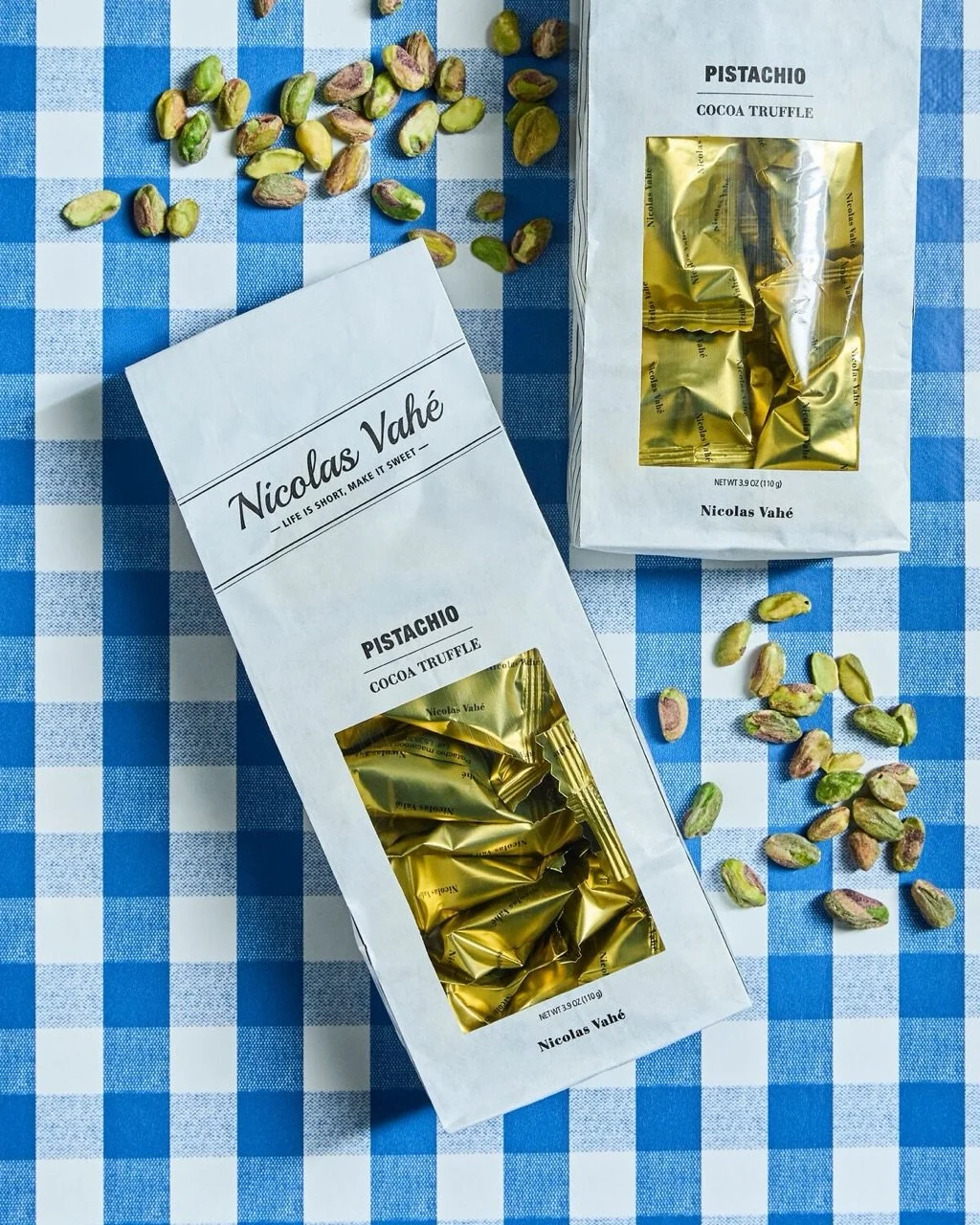 Nicolas Vahe x herzenszucker 🩷

🍫 Cocoa Truffle Pistachio: Kakao Truffle mit Pistazie, einzeln in goldene Folie verpackt. 

🌰 Weicher Nougat mit Mandel &amp; Pistazie.

🥔 Crispy Snack Tr&uuml;ffel: Knuspriger Kartoffelsnack mit Tr&uuml;ffel, als 