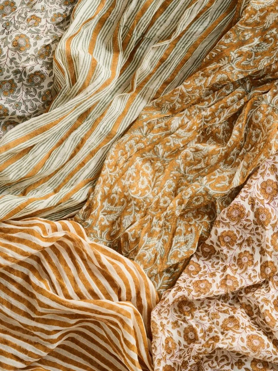 Neue Lieferung T&uuml;cher von Ib Laursen

In verschiedenen Farben und Mustern. Sie messen 100 x 180 cm, lassen sich locker um den Hals schlingen und bringen Farbe in graue Herbsttage.

Welches Muster w&uuml;rde Dir am besten gefallen? 
Schreib es mi
