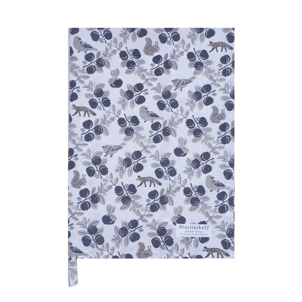 Helles Geschirrtuch von KRASILNIKOFF mit blauem Muster aus Füchsen, Eichhörnchen, Vögeln und Zweigen mit dunkelblauen Beeren