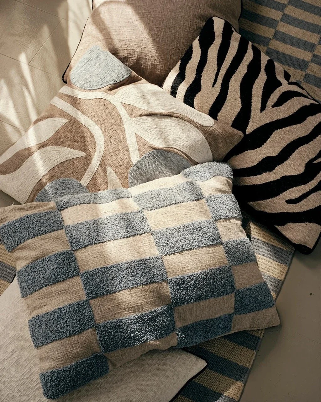 broste-copenhagen-kissenbezug-dora-baumwolle-taupe-hellblau-50x50cm-03.jpg
