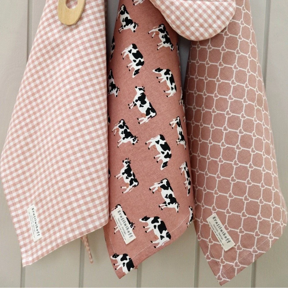 Krasilnikoff Geschirrtuch Diagonale Herzen Rosa.jpeg