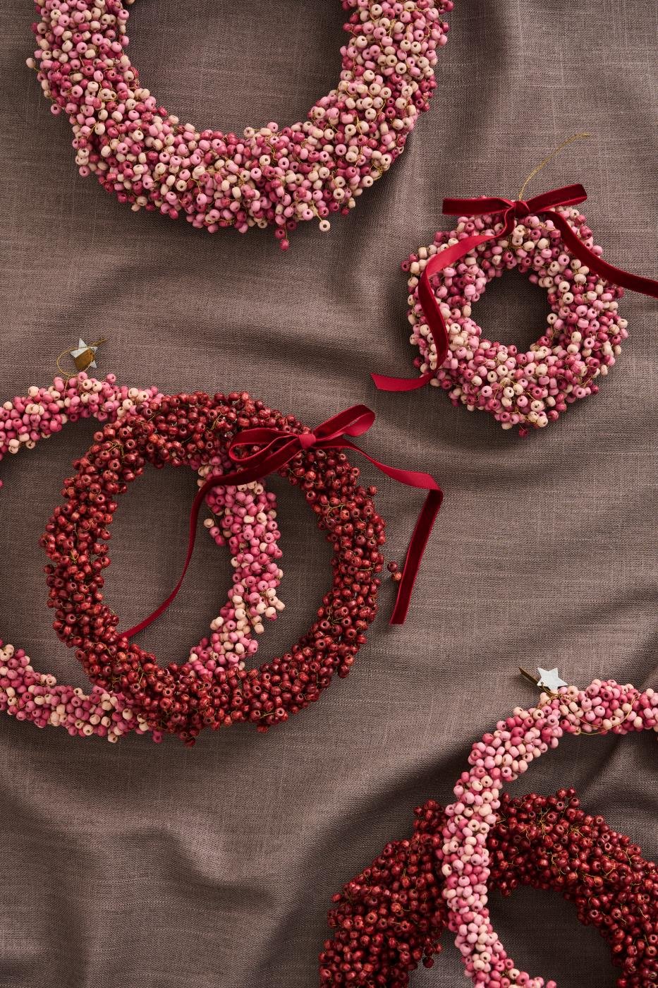 Ib-Laursen_kranz_holzperlen_rosa_rot_handgefertig.jpg