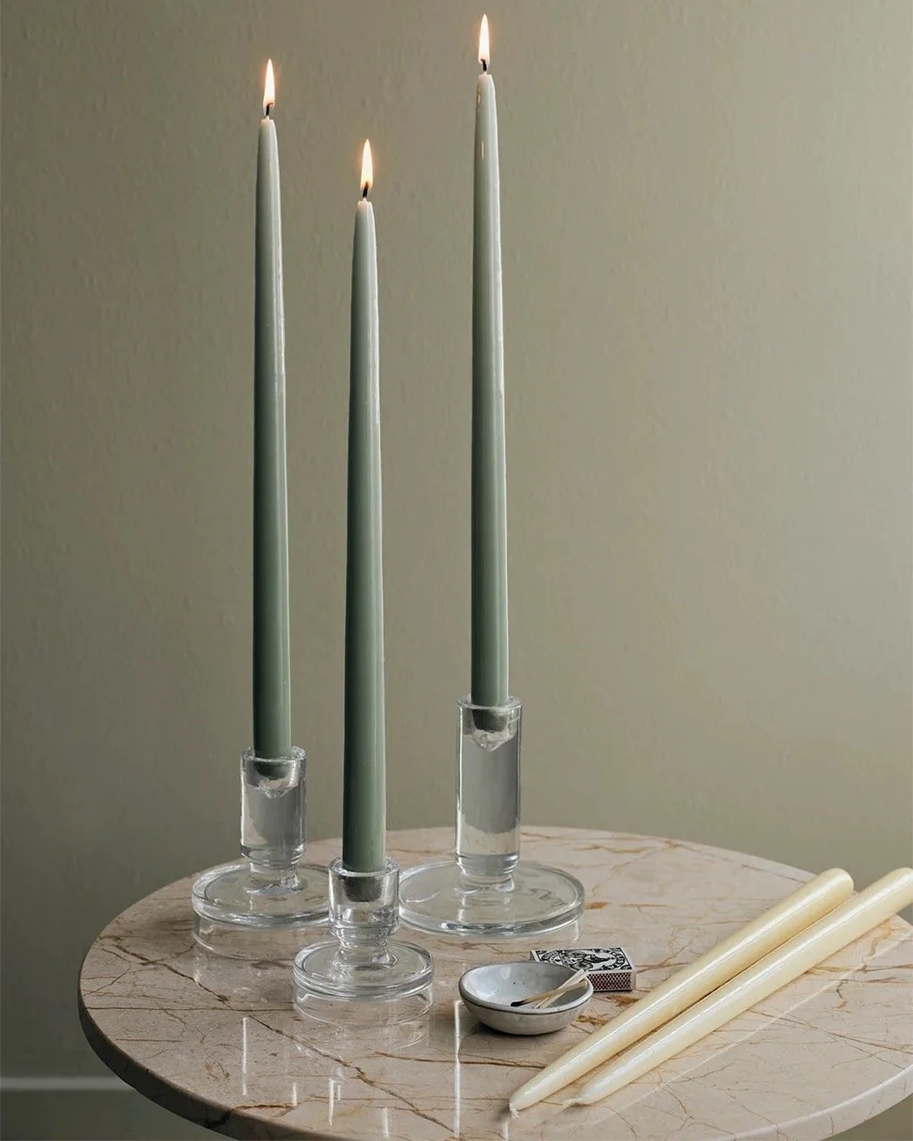 broste-copenhagen-getauchte-kerze-smooth-glossy-sage-green-salbei-4er-set-38cm-02.jpg