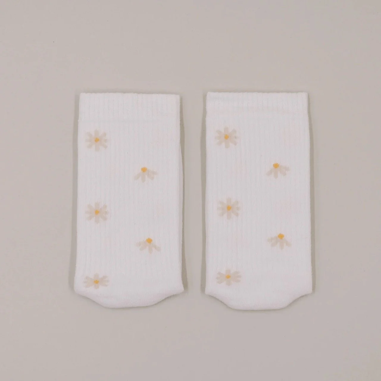 eulenschnitt_socken_soc-165-166_allover_daisy_photocredits_eulenschnitt_6.jpg