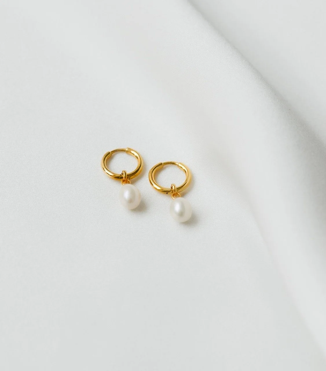 Syster P Creolen Ohrringe Gold Suesswassser Perle treasure-pearl-hoops-gold.jpeg