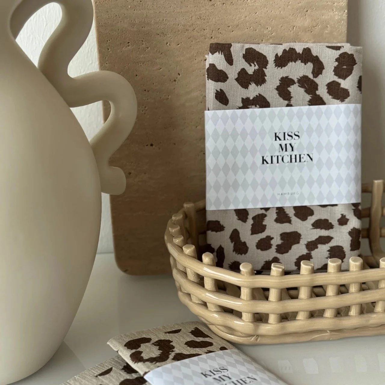 Kiss my kitchen Geschirrtuch Leo Muster sand braun.jpeg