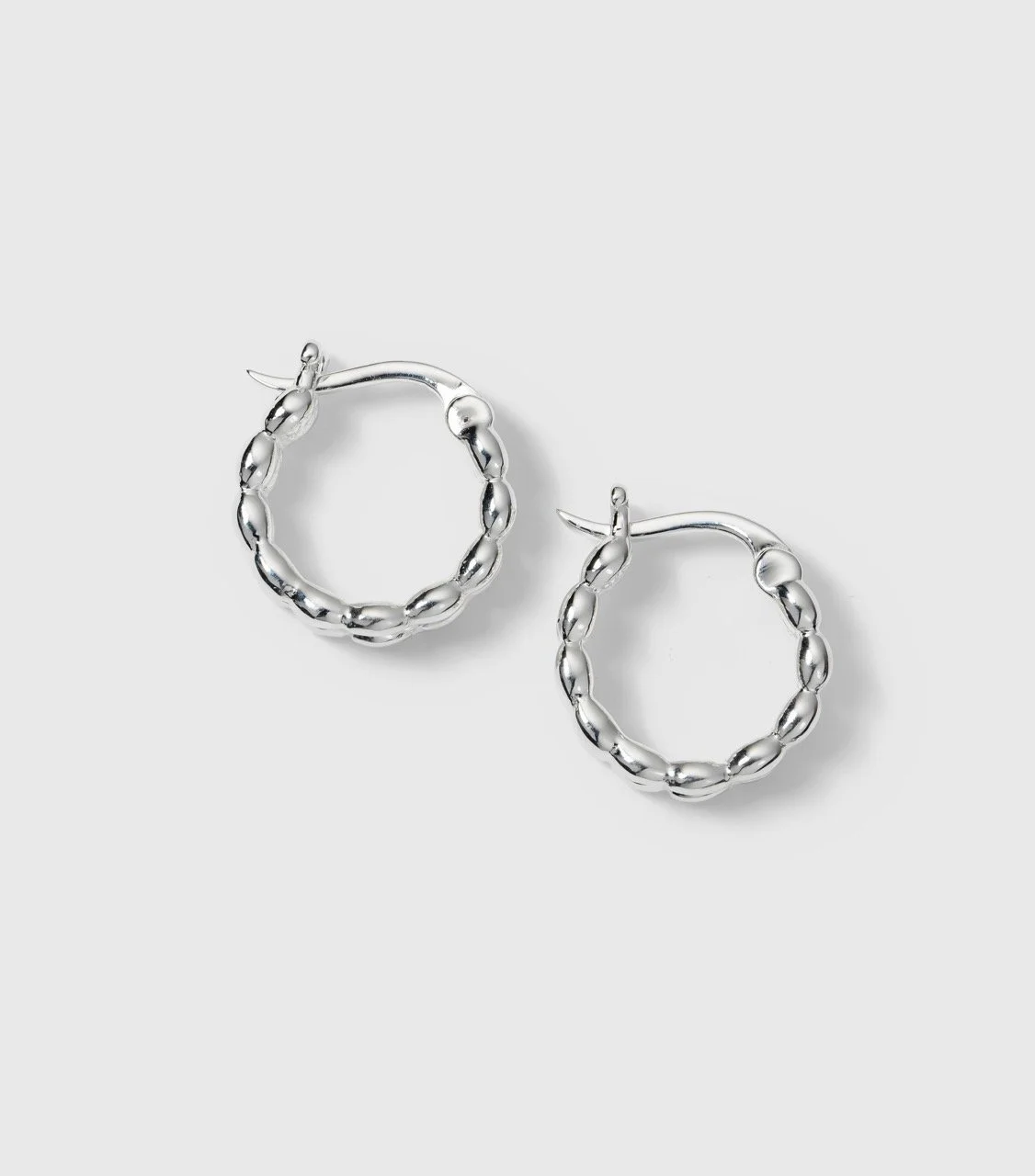 Syster P Ohringe Creolen Lunetta Silber seitlich.jpeg