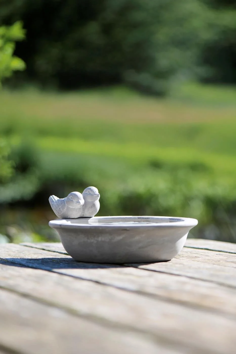 Ib Laursen Vogelbad aus Zement mit 2 dekorativen Voegeln.jpg