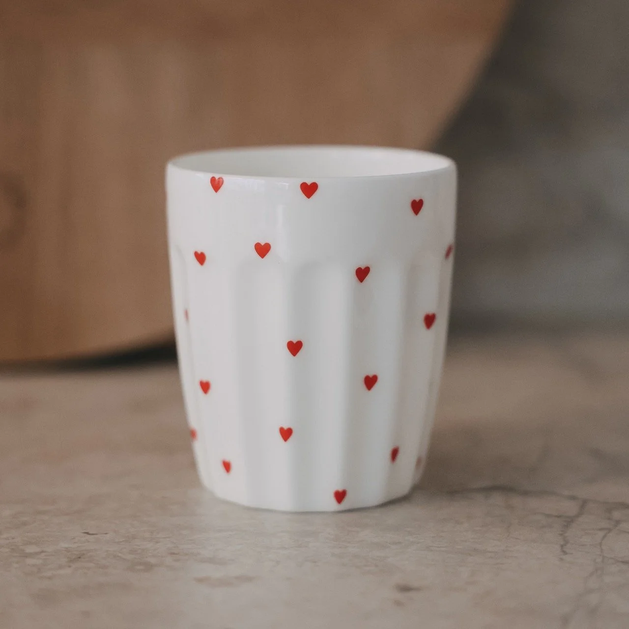 eulenschnitt_becher_kleine-herzen_rot_photocredits-eulenschnitt_1.jpeg