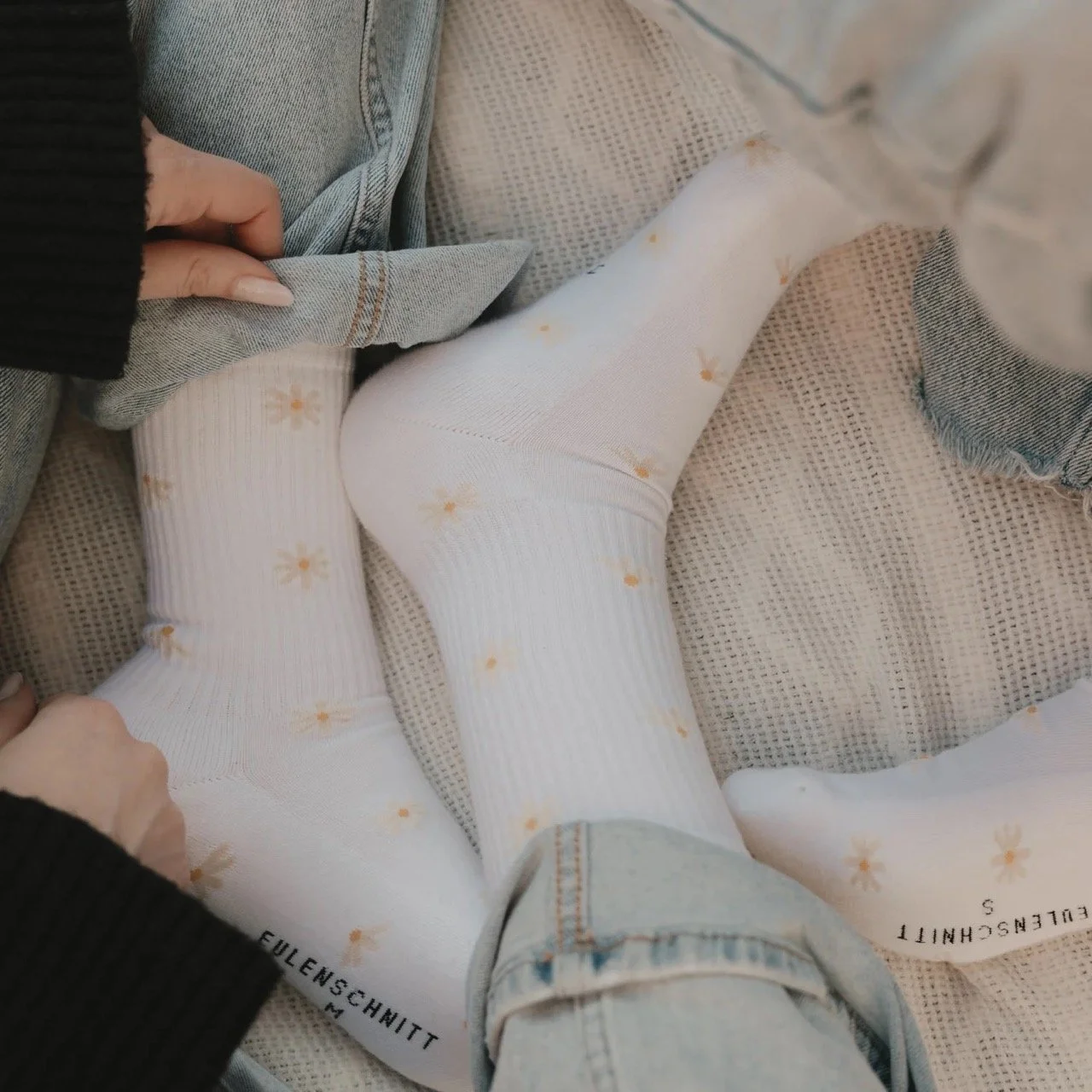 eulenschnitt_socken_soc-165-166_allover_daisy_photocredits_eulenschnitt_5.jpg