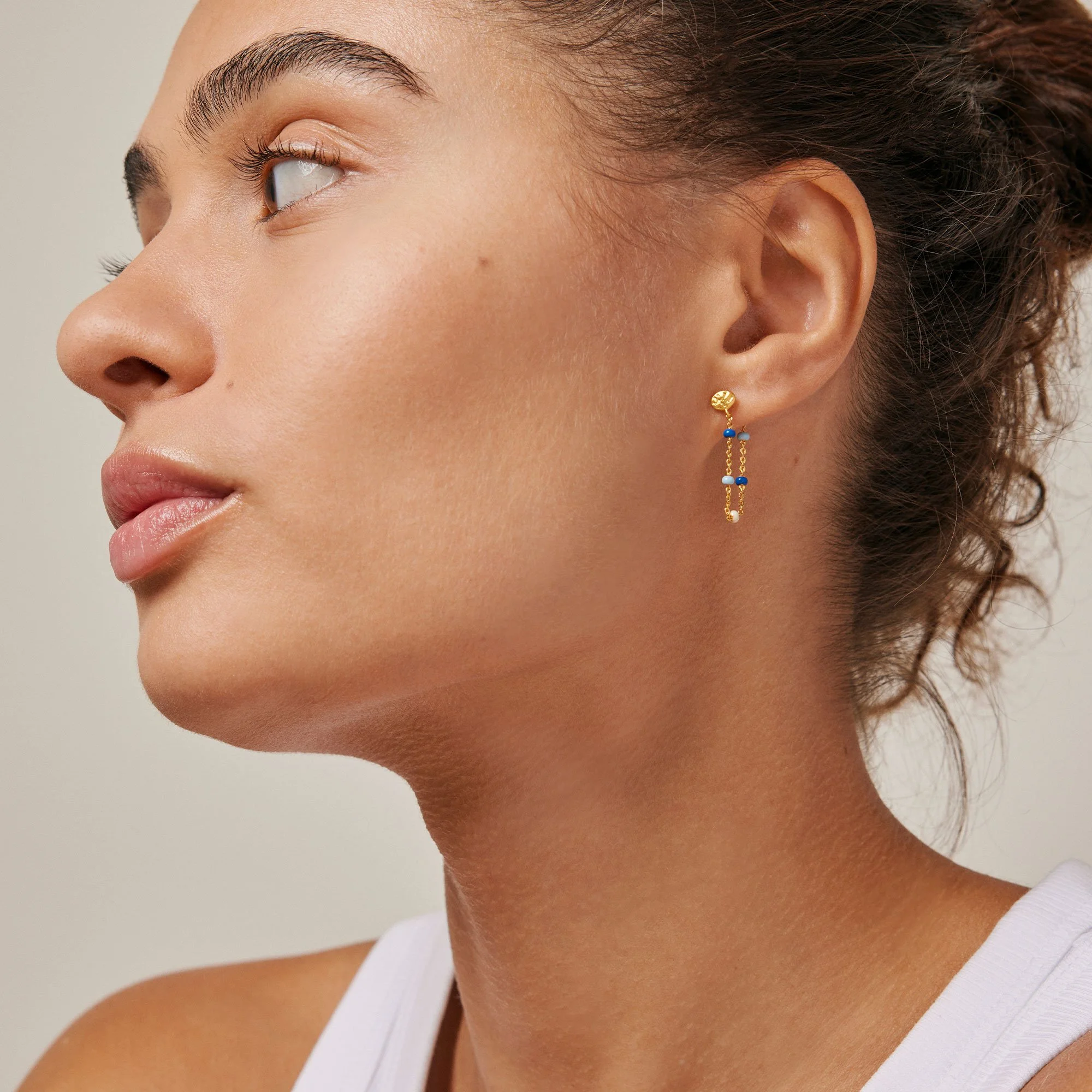 enamel_copenhagen_ohrringe_lola_gold_blau_Earring_Lola_marine_2.jpg
