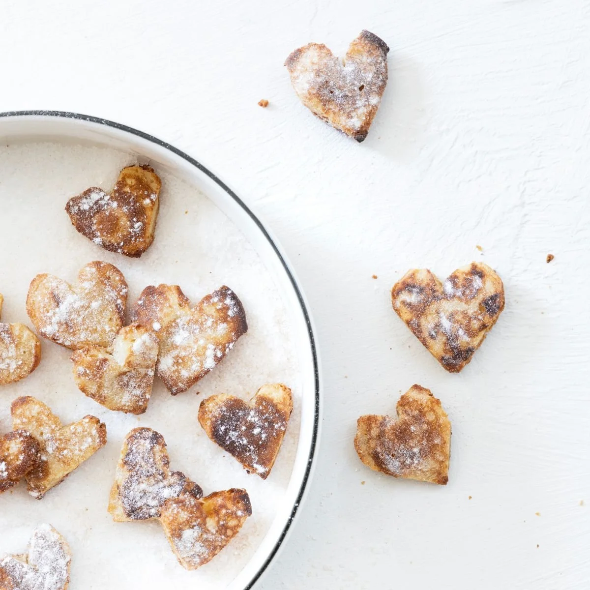 Bastion Collctions kleine Salat Schale weiss mit schwarzm Herz.jpg