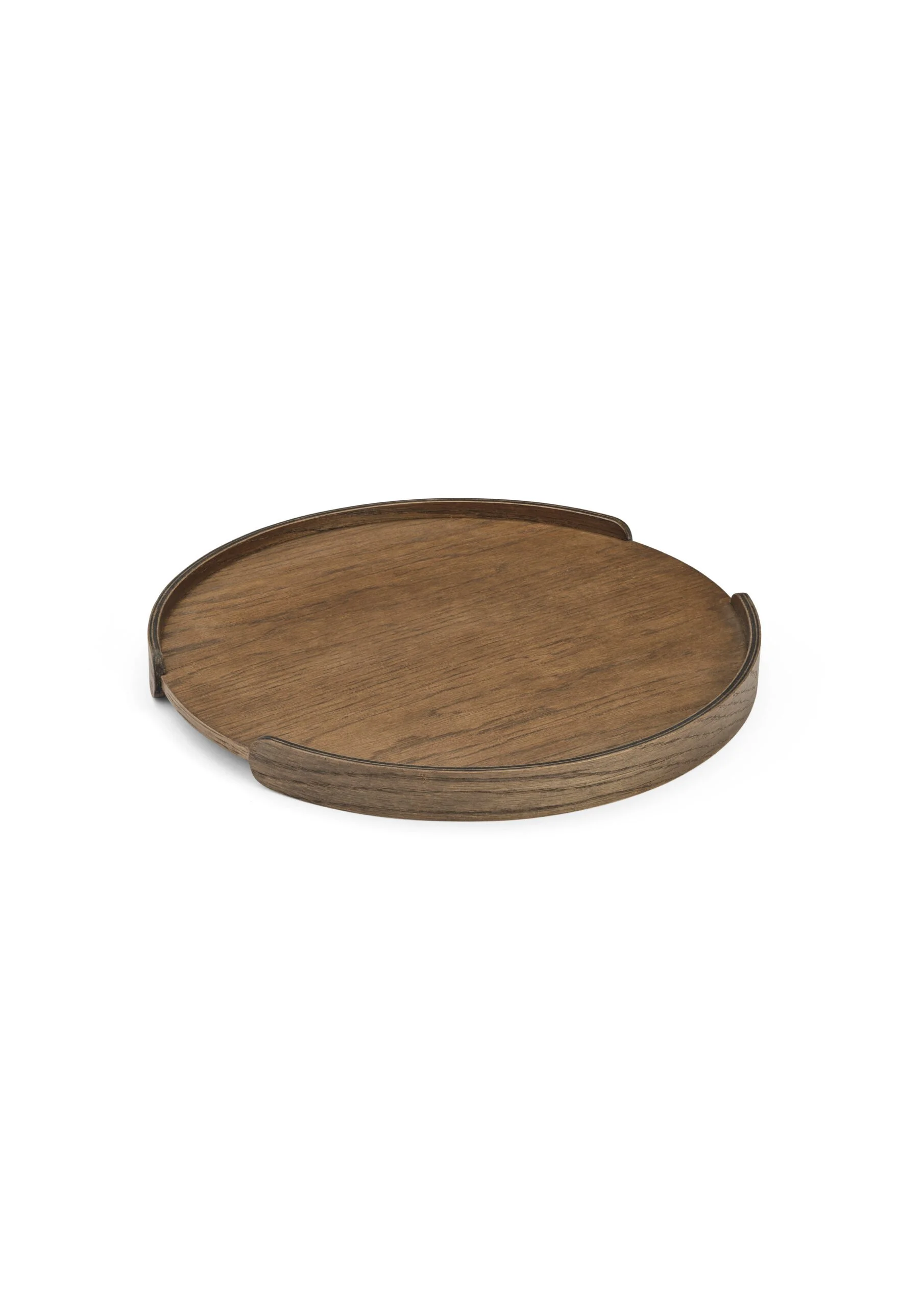 Woody Tray von Cooee, rundes Holztablett aus dunkler Eiche mit teilweise hochgezogenem Rand, freigestellt auf weißem Hintergrund