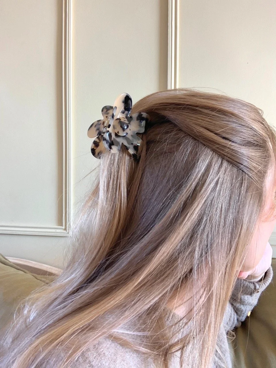 agathe_cocoe_grosser_haarclip_blumenform_leo_muster_1.jpeg