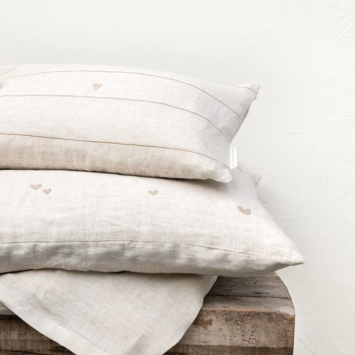 Bastion Collections Kissenbezug Natur Leinen Streifen Herz.jpg