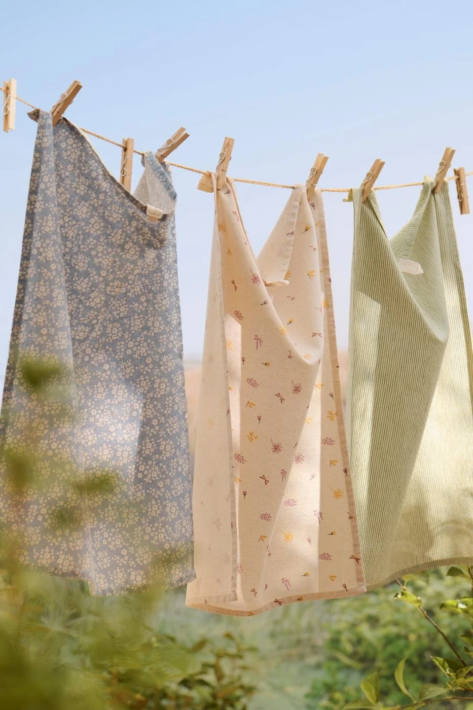 Ib Laursen Geschirrtuch Agathe Bluemchen hellblau weiss.jpg